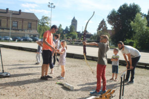 C'est sous un beau soleil que les habitants du canton de Rugles ont pu rencontrer les bénévoles des associations de leur territoire. Les familles ont été accueillies avec des jeux pour les enfants les amenant à découvrir les diverses activités de culture, sport et loisirs. Chacun a pu s'informer, échangé, s'essayer à diverses pratique telles que le judo, le football et même la pêche à la ligne ! 14 associations ont présenté leurs actions mais aussi leurs valeurs et leurs projets. Caf Risl'Adventure a fait part de sa satisfaction suite aux retours des visiteurs qui ont manifesté un vif intérêt après avoir expérimenté le canoë et le tir à l'arc. Julien Marre, président, est certain que cette journée aura un impact sur les inscriptions 201-2019 ! Christian Beaufils, président de l'Entente Riloise (association de pêche) a enregistré plusieurs demandes pour son atelier "Pêche nature" et le "Club Mouche". Les bénévoles de PALA et La Familia étaient très satisfaites de la qualité des échanges avec les habitants qui ont pris le temps d'interroger le fonctionnement et les engagements de ces deux associations... Ce fut également l'occasion pour le Comité d'Animation Lyrois et l'ACR d'envisager un partenariat pour des animations à venir dans le cadre du projet "Tous ensemble avec les livres" et notamment une soirée "Soupes et contes" qui aura lieu le 25 janvier 2019 à la salle des fêtes de la Neuve Lyre avec la participation active du club des anciens... Un événement qui s'est achevé en beauté avec la prestation musicale de l'Harmonie de l'Avenir Ruglois. Rendez-vous l'année prochaine à Lyre...